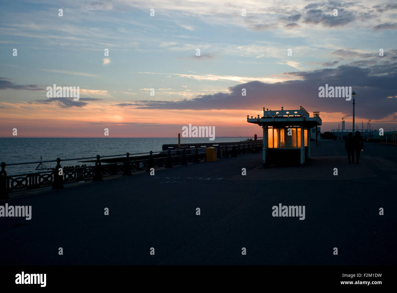 Seaside Strandmuschel beleuchtet durch die untergehende Sonne, Hove, UK Stockfoto