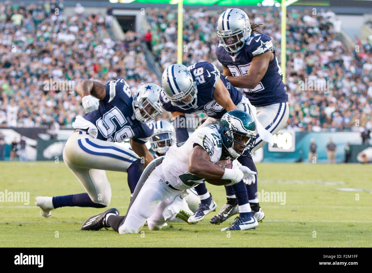 20. September 2015: Philadelphia Eagles Runningback DeMarco Murray (29) läuft mit dem Ball und wird abgebaut durch Dallas Cowboys defensive zurück Tyler Patmon (26), mittlerer Linebacker Anthony Hitchens (59) und freie Sicherheit j.j. Wilcox (27) während die NFL-Spiel zwischen den Dallas Cowboys und die Philadelphia Eagles am Lincoln Financial Field in Philadelphia, Pennsylvania. Die Dallas Cowboys gewann 20-10. Christopher Szagola/CSM Stockfoto