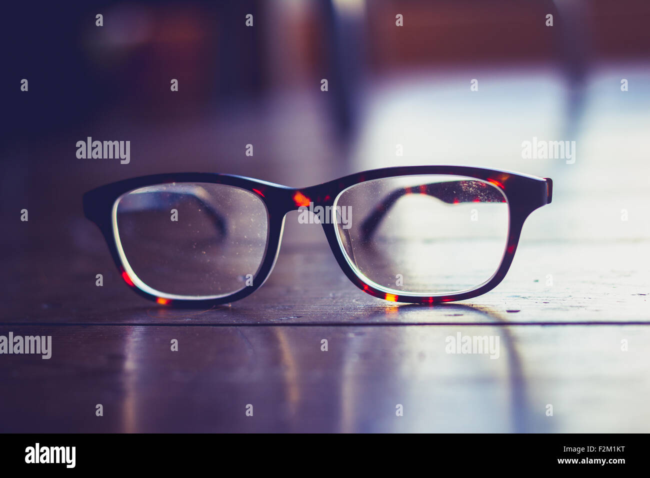 Brille auf dem Boden Stockfoto