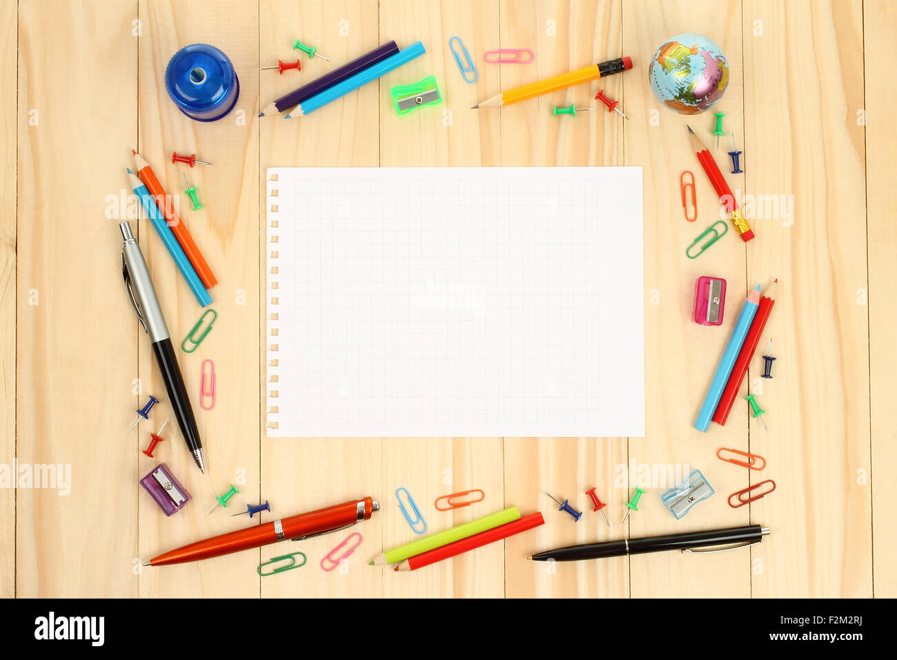 Blatt Papier mit Schulbüro liefert auf hölzernen Hintergrund Stockfoto