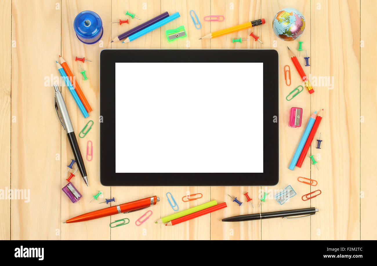 Tablet-PC mit Schulbüro liefert auf hölzernen Hintergrund Stockfoto