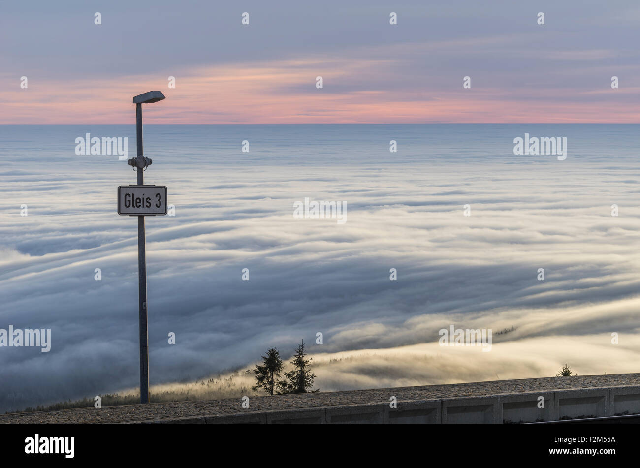 Deutschland, Sachsen-Anhalt, Nationalpark Harz, atmosphärischen Inversion am Brocken am Morgen Stockfoto