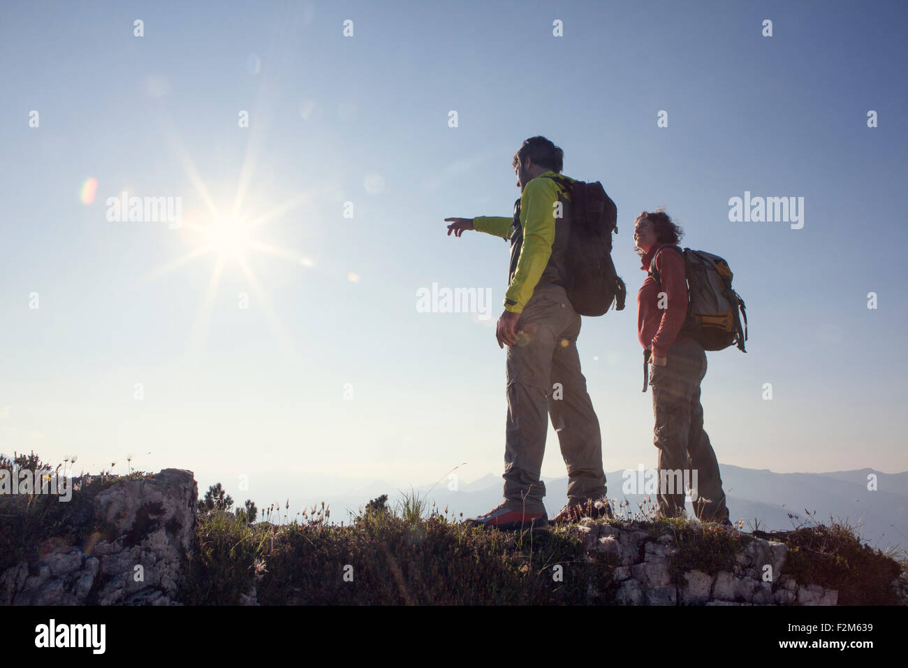 Österreich, Tirol, zu zweit am Unterberghorn betrachten Stockfoto
