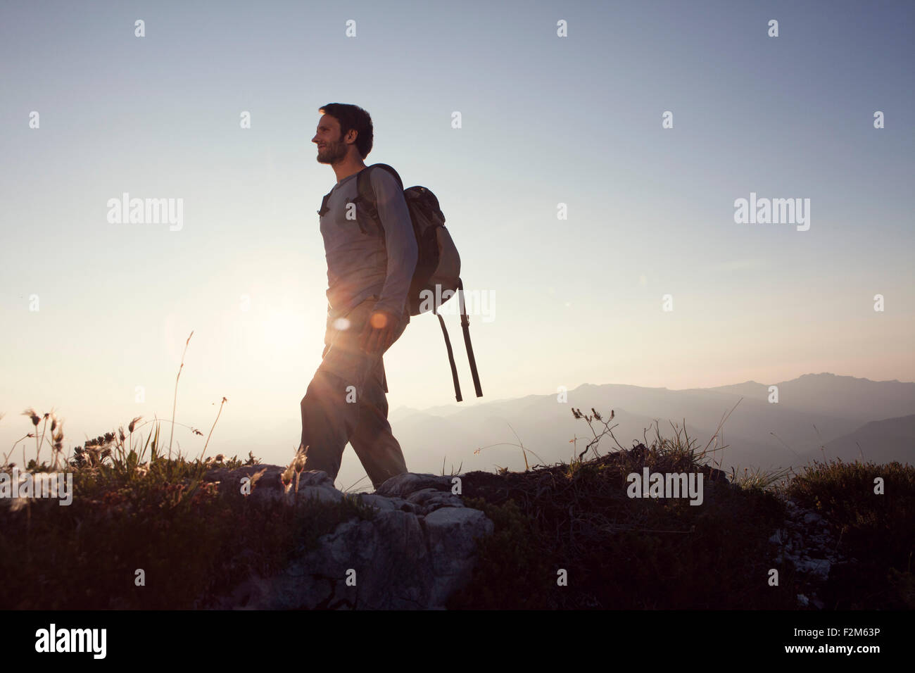 Österreich, Tirol, Mann Wandern am Unterberghorn bei Sonnenuntergang Stockfoto