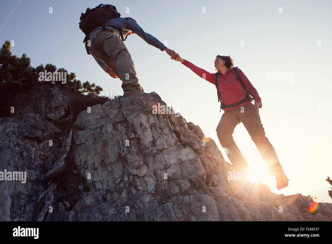 Österreich, Tirol, Unterberghorn, Mann helfende Frau auf Wanderung Stockfoto