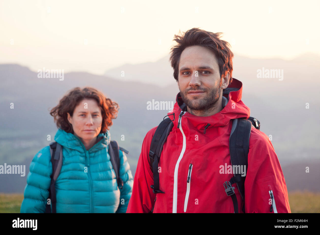 Österreich, Tirol, Porträt des Paares Wandern am Unterberghorn Stockfoto