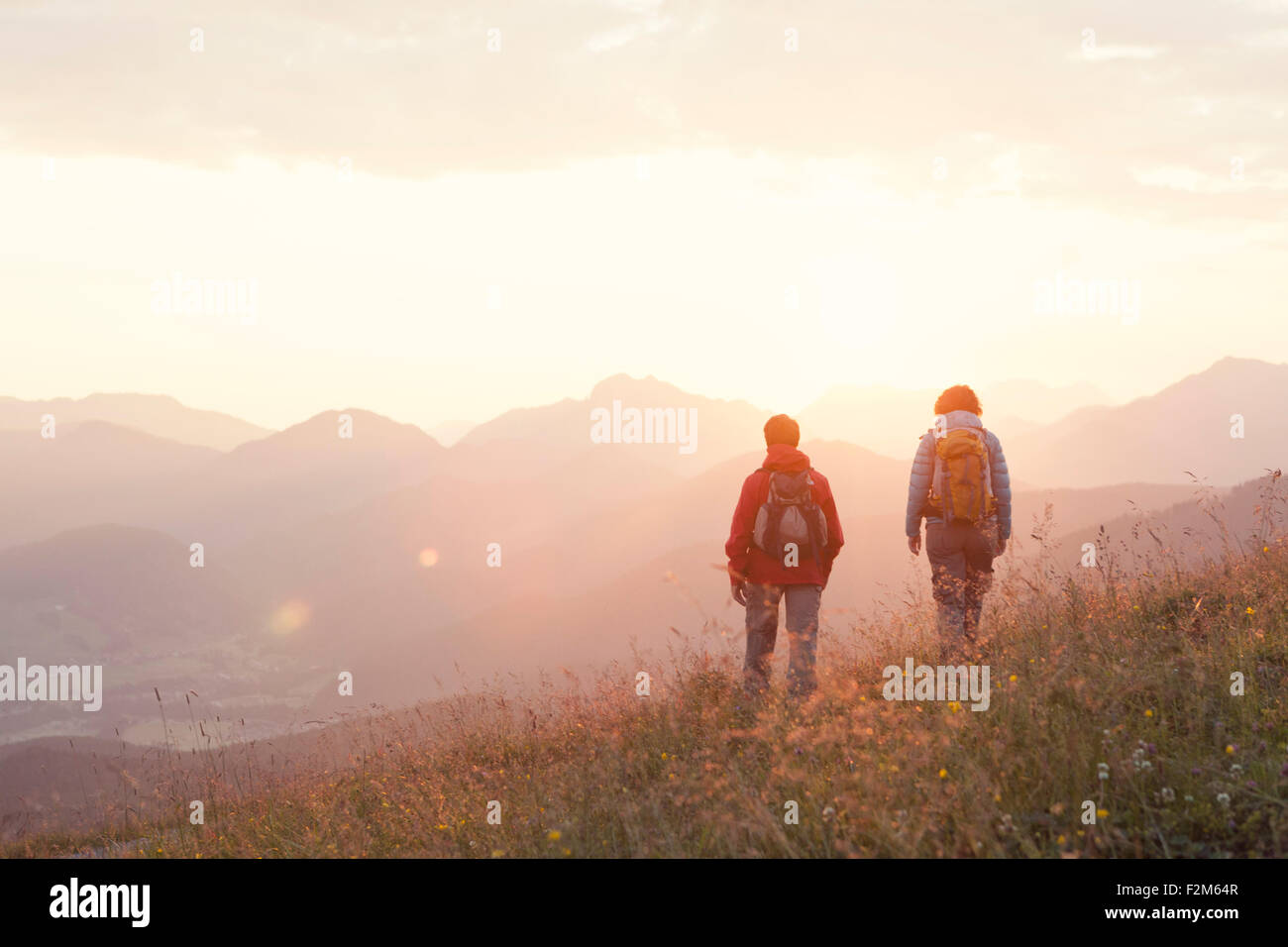 Österreich, Tirol, alle Paare Wandern am Unterberghorn bei Sonnenaufgang Stockfoto
