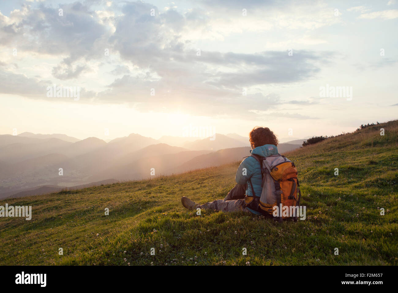 Österreich, Tirol, Unterberghorn, Wanderer ruht in alpiner Landschaft bei Sonnenaufgang Stockfoto