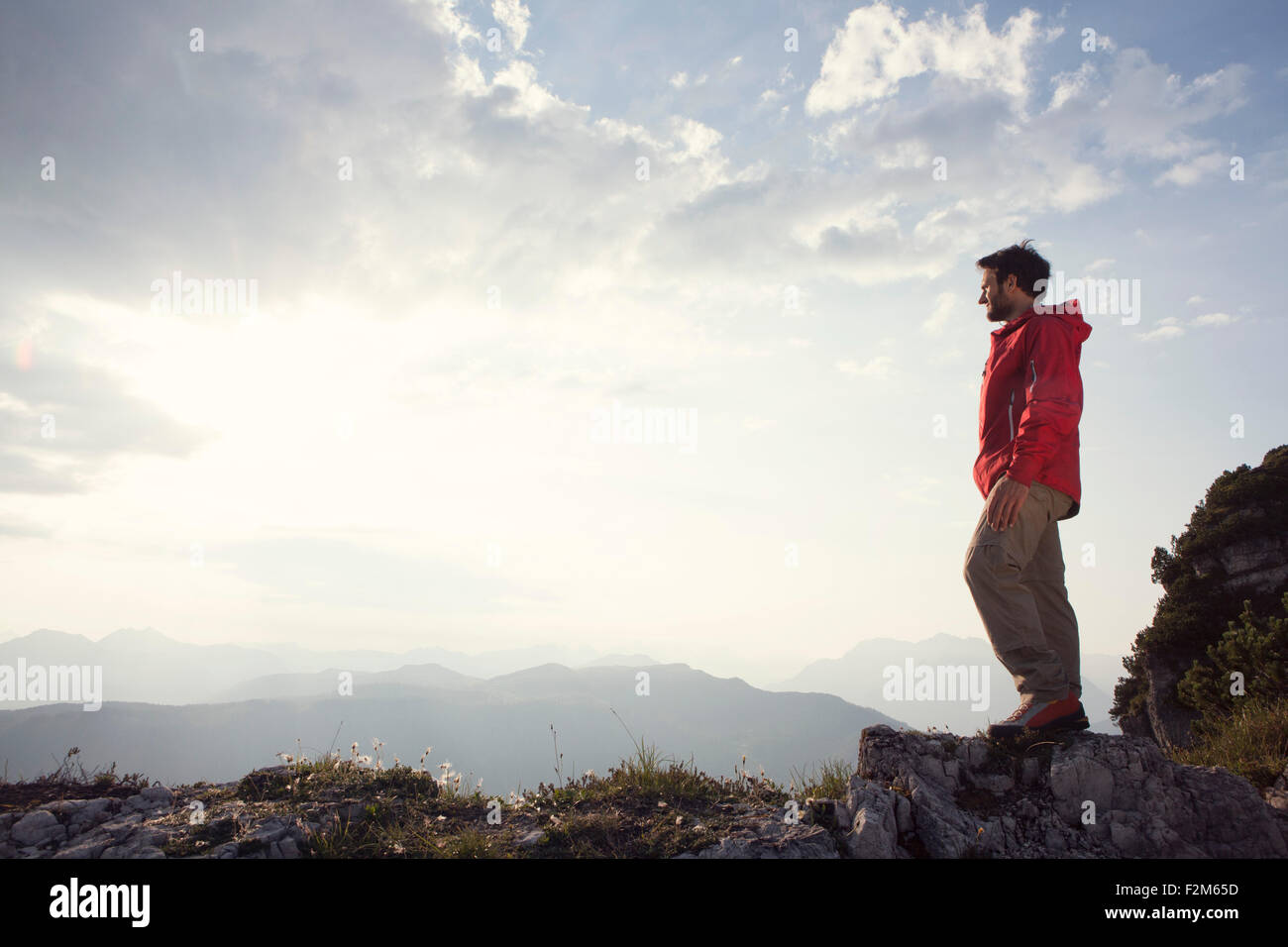 Österreich, Tirol, Unterberghorn, Wanderer stehend in alpiner Landschaft betrachten Stockfoto