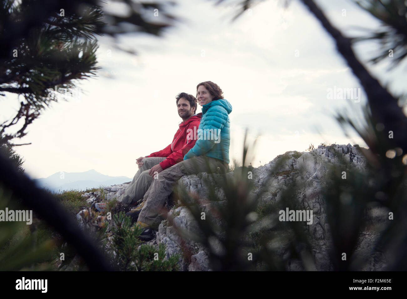 Österreich, Tirol, Unterberghorn, zwei Wanderer ruht in alpiner Landschaft Stockfoto