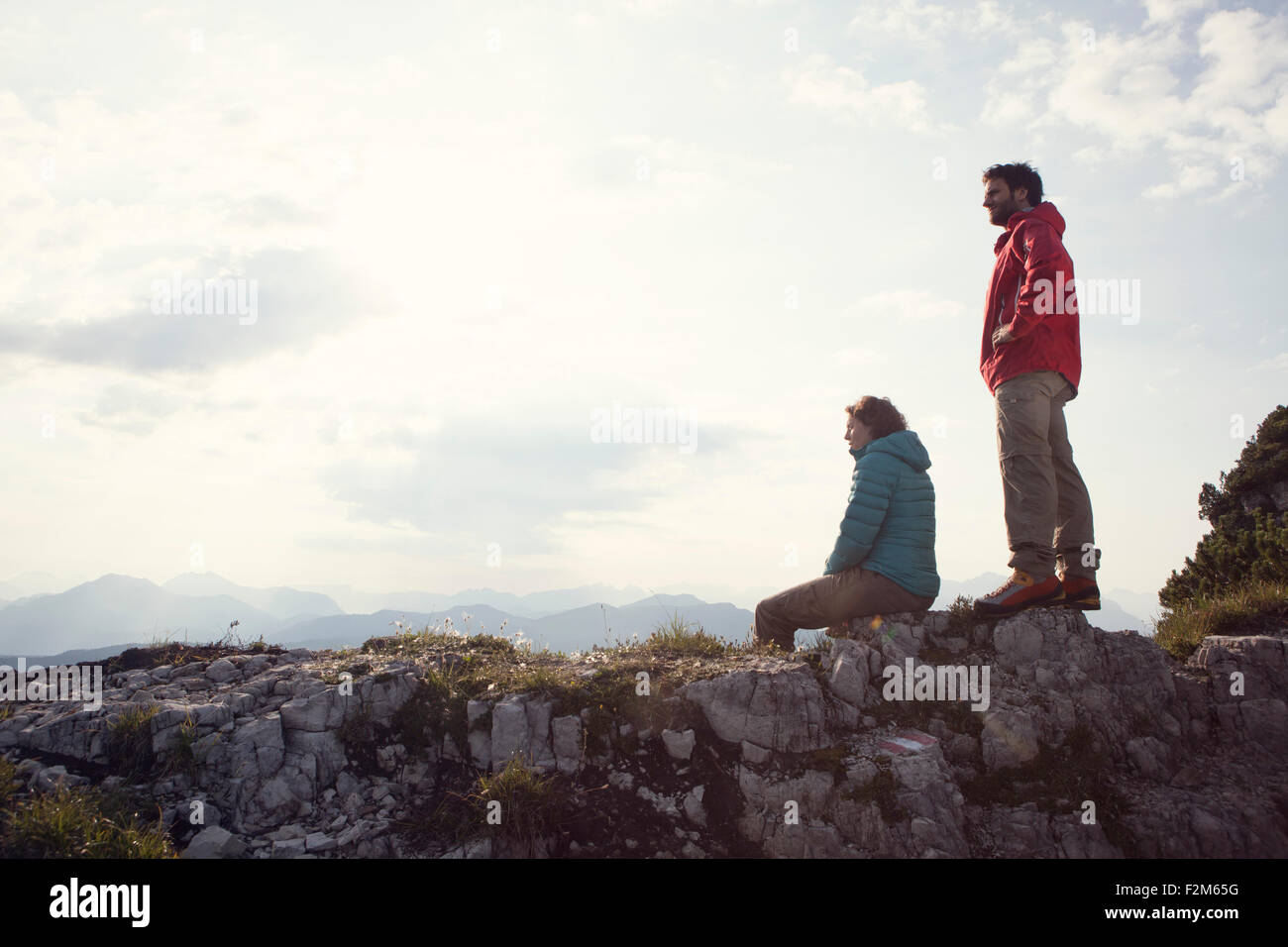 Österreich, Tirol, Unterberghorn, zwei Wanderer ruht in alpiner Landschaft Stockfoto