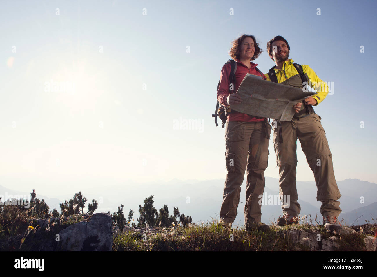 Österreich, Tirol, alle Paare stehen mit Karte am Unterberghorn Stockfoto