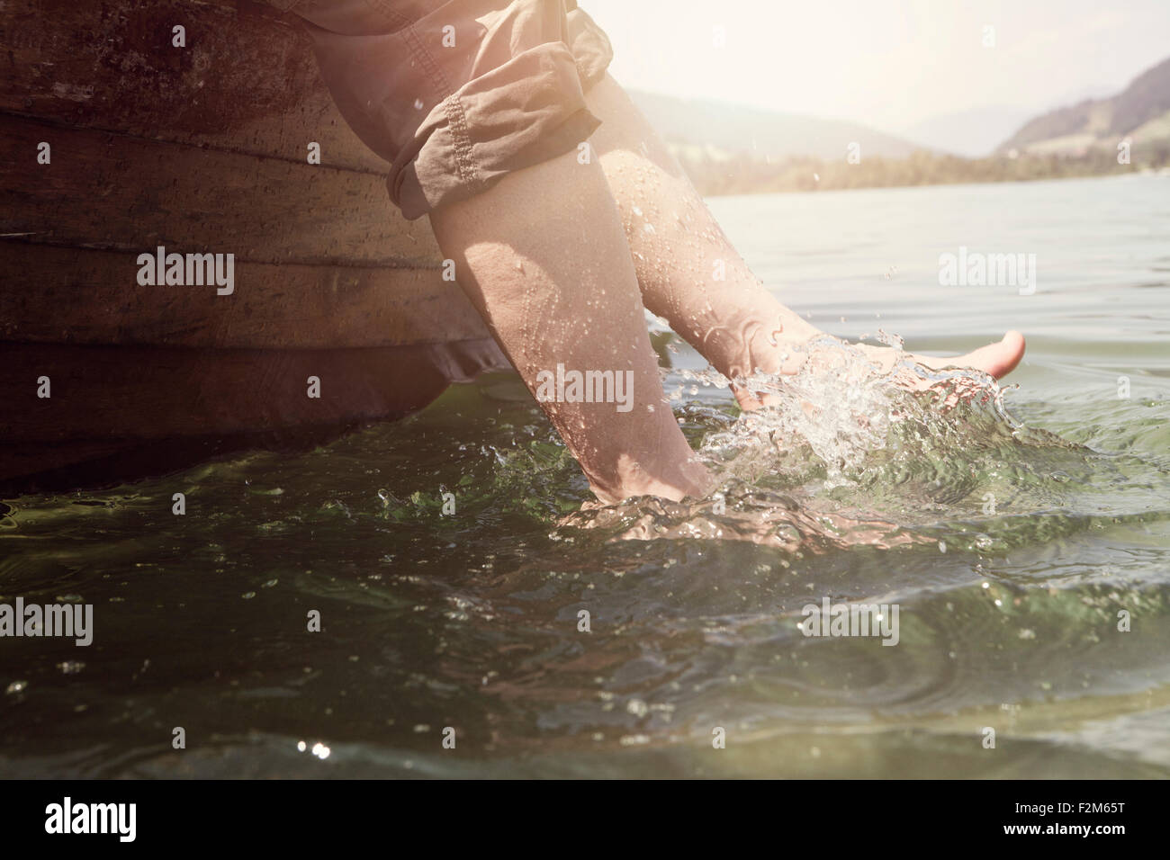 Österreich, Tirol, Frau die Füße planschen im Wasser von Walchsee Stockfoto