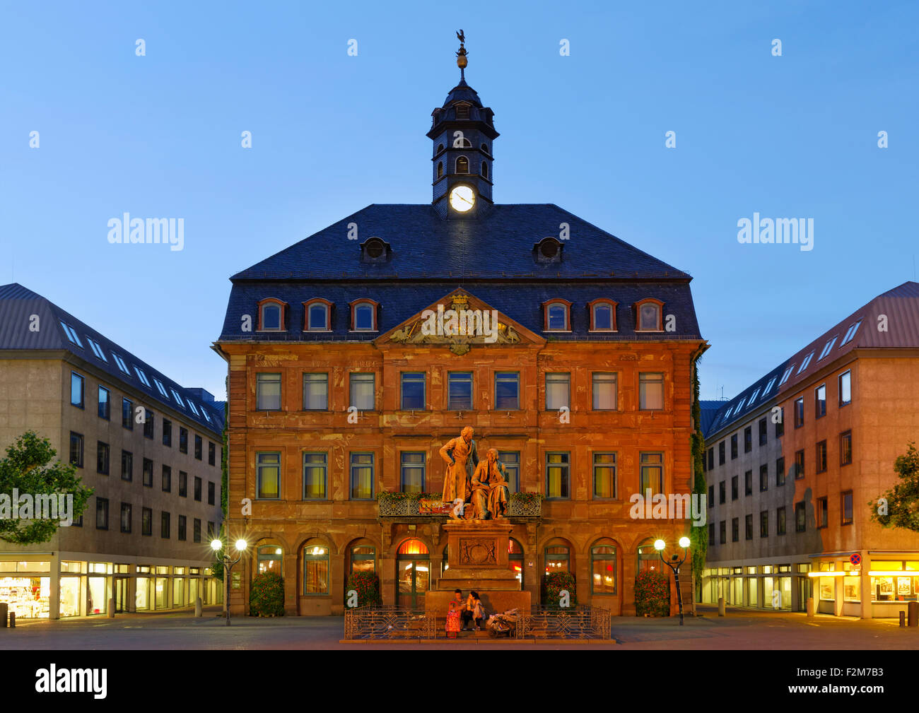 Deutschland, Hessen, Hanau, Neustädter Rathaus mit Brüder Grimm Denkmal ...