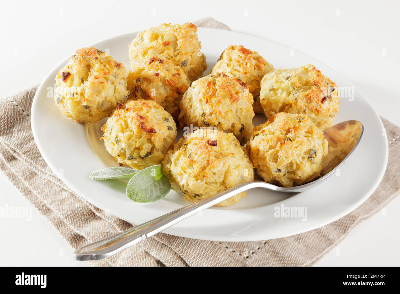 frisch gebackenem Salbei und Zwiebel Füllung Kugeln Stockfoto