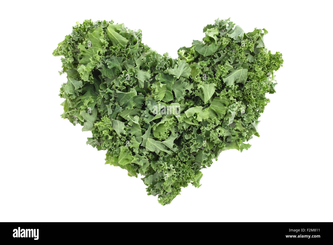 Gehackter Grünkohl in Form eines Herzens, isoliert auf weißem Hintergrund Stockfoto