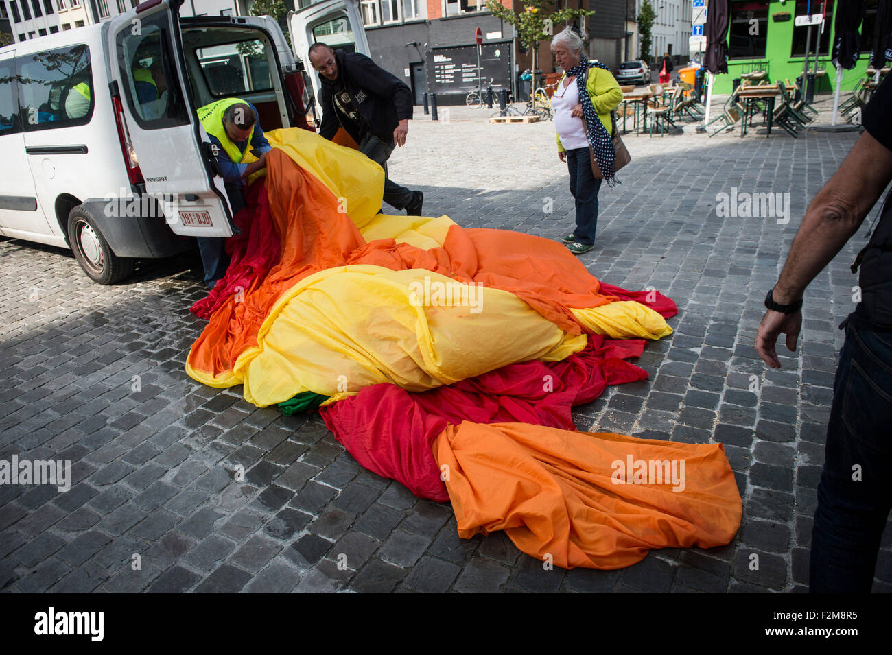 Brüssel, Bxl, Belgien. 21. Sep, 2015. Ein Representaiton von 135 belgischen Städten und Gemeinden, die versucht haben, den größten Frieden Flagge für a nuclear-Free World in Gent, Belgien auf 21.09.2015 implementieren. In ihrem ersten Versuch Organisatoren bereitstellen der größten Banners von 50 x 35 Meter an der Wand einer ehemaligen Belgacom Buiding aber den starken Wind auf dem Wasser verlagert und in einer Seite gebrochen. Foto von Wiktor Dabkowski Credit: Wiktor Dabkowski/ZUMA Draht/Alamy Live-Nachrichten Stockfoto