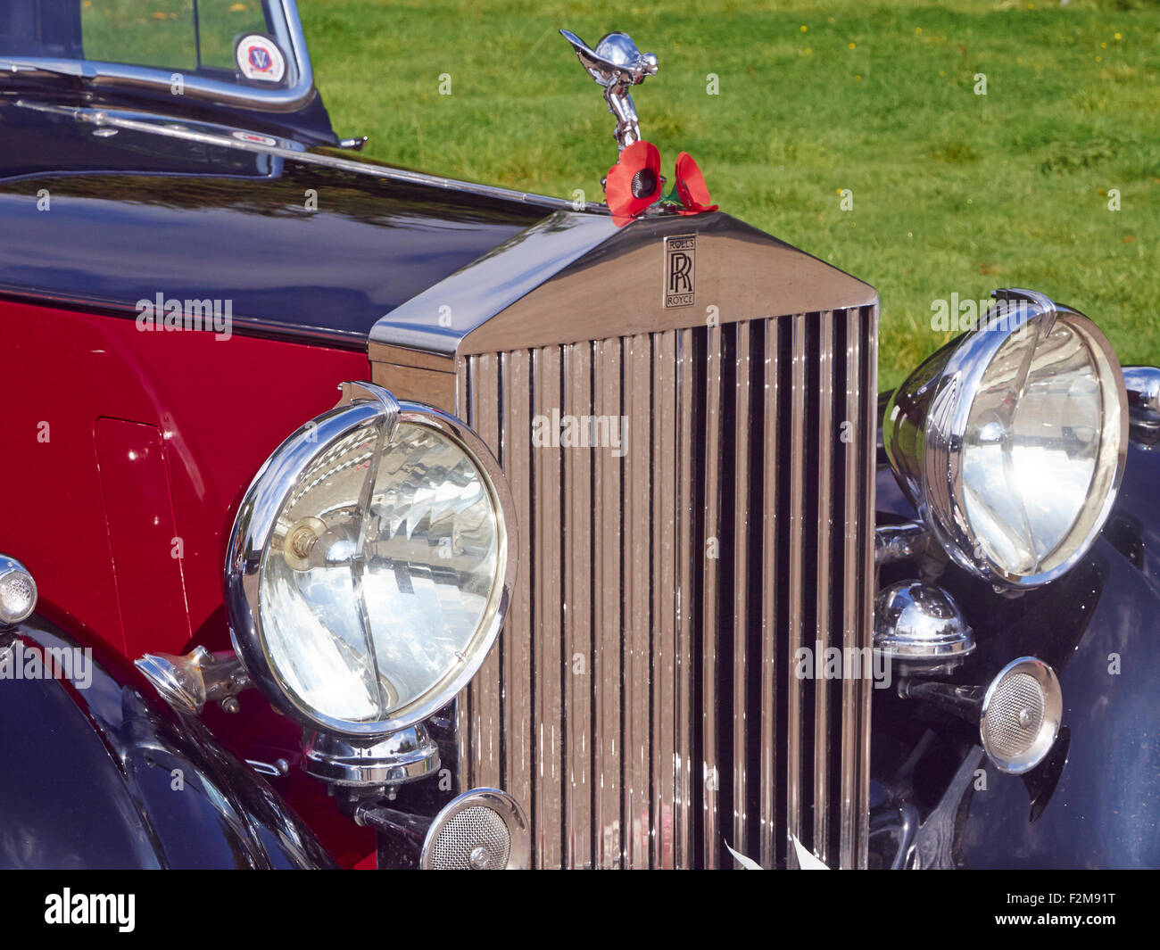 Flying Lady Maskottchen, markanten Kühlergrill und großen Scheinwerfer eines Autos 1938 Rolls-Royce. Stockfoto