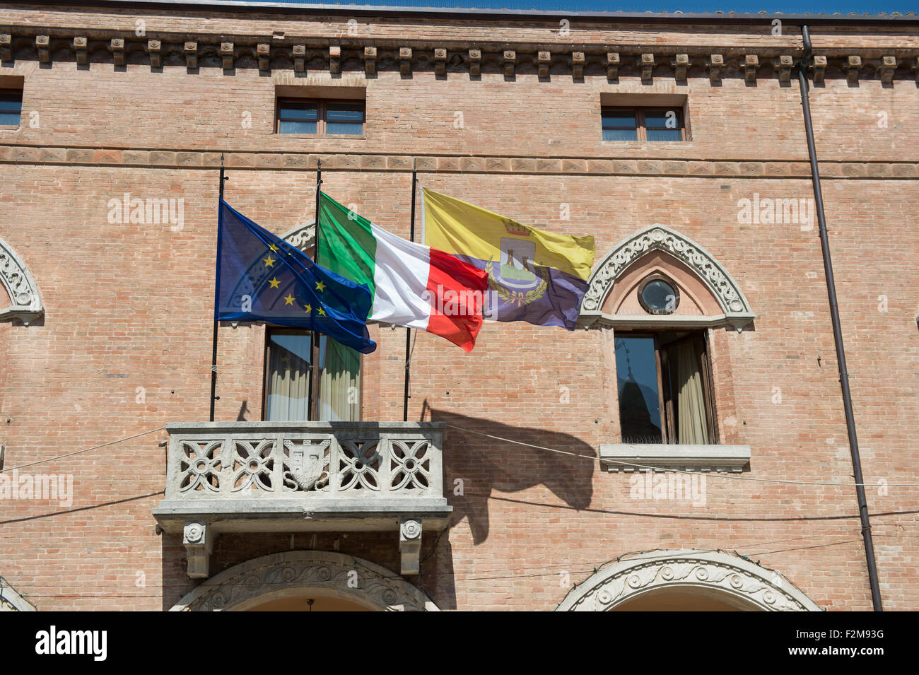 Ort, Land und Europäische Union Flaggen flattern auf dem Rathaus Verucchio, Italien Stockfoto