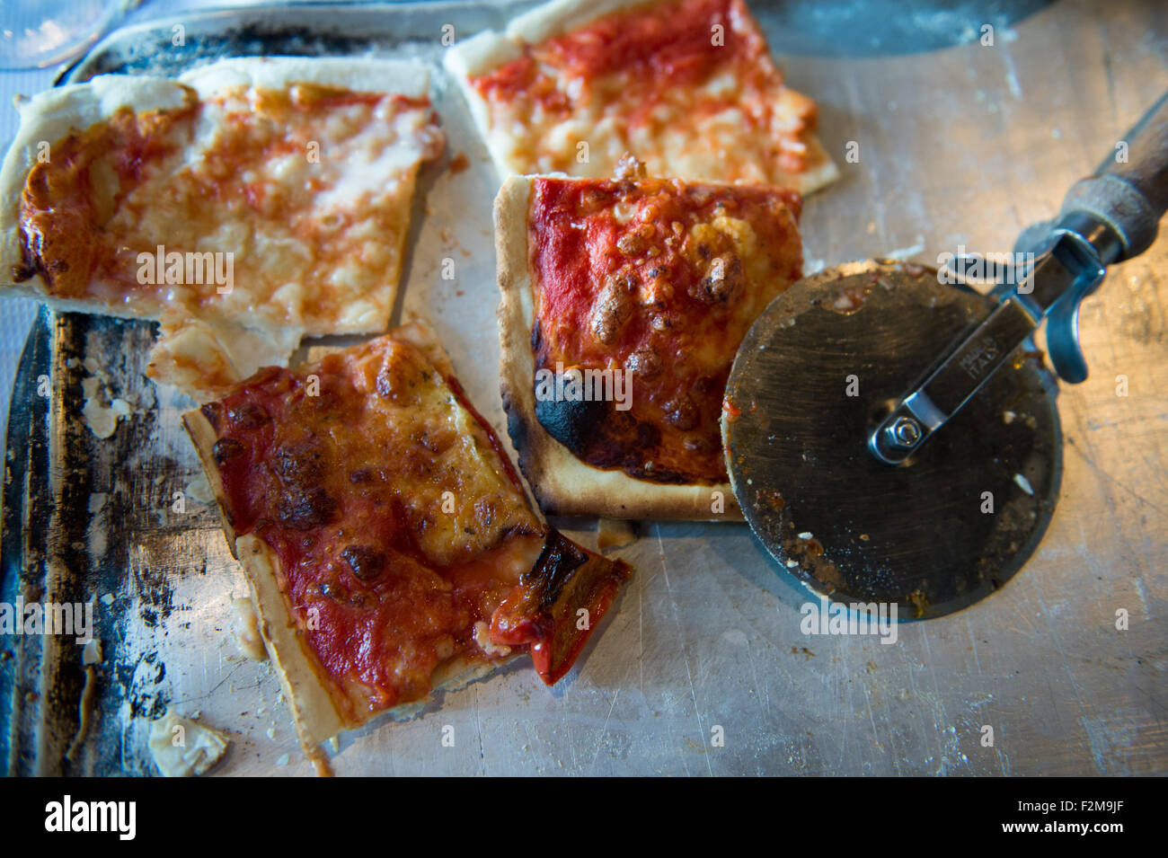 Echte italienische Pizza und Pizzaschneider, Cervia, Italien Stockfoto