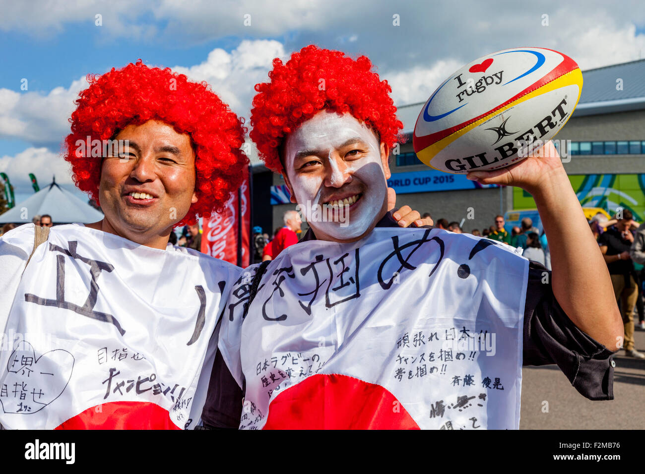 Japanisches Rugby-Fans kommen, um ihre Mannschaft Südafrika In das Eröffnungsspiel der Rugby-Weltmeisterschaft 2015, Brighton, UK zu sehen Stockfoto