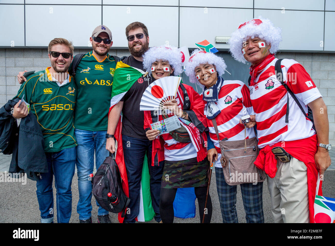 Südafrikanischen und japanischen Rugby-Fans auf ihre Öffnung Gruppenspiel der Rugby-Weltmeisterschaft 2015, Brighton, UK Stockfoto