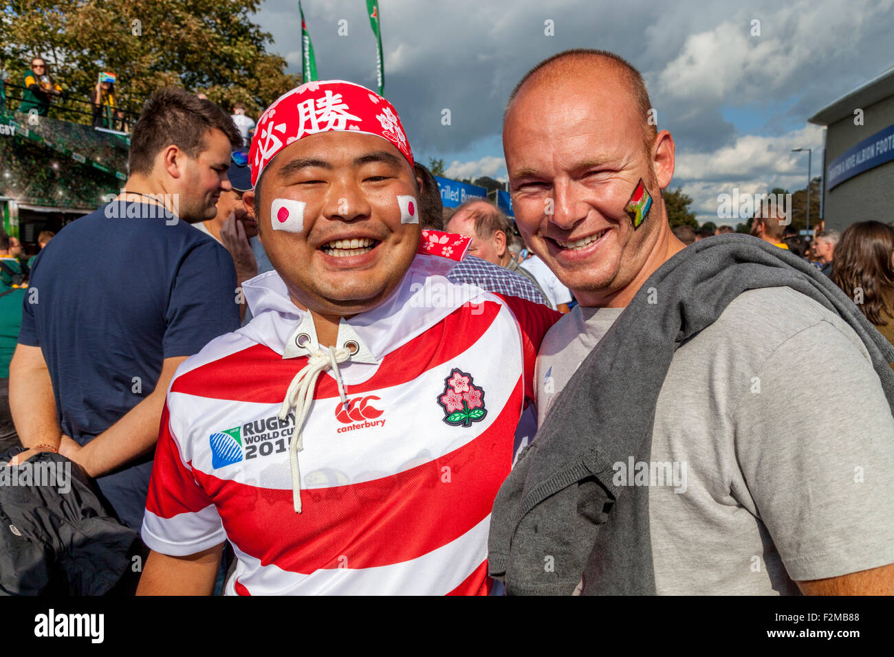 Südafrikanischen und japanischen Rugby-Fans auf ihre Öffnung Gruppenspiel der Rugby-Weltmeisterschaft 2015, Brighton, UK Stockfoto