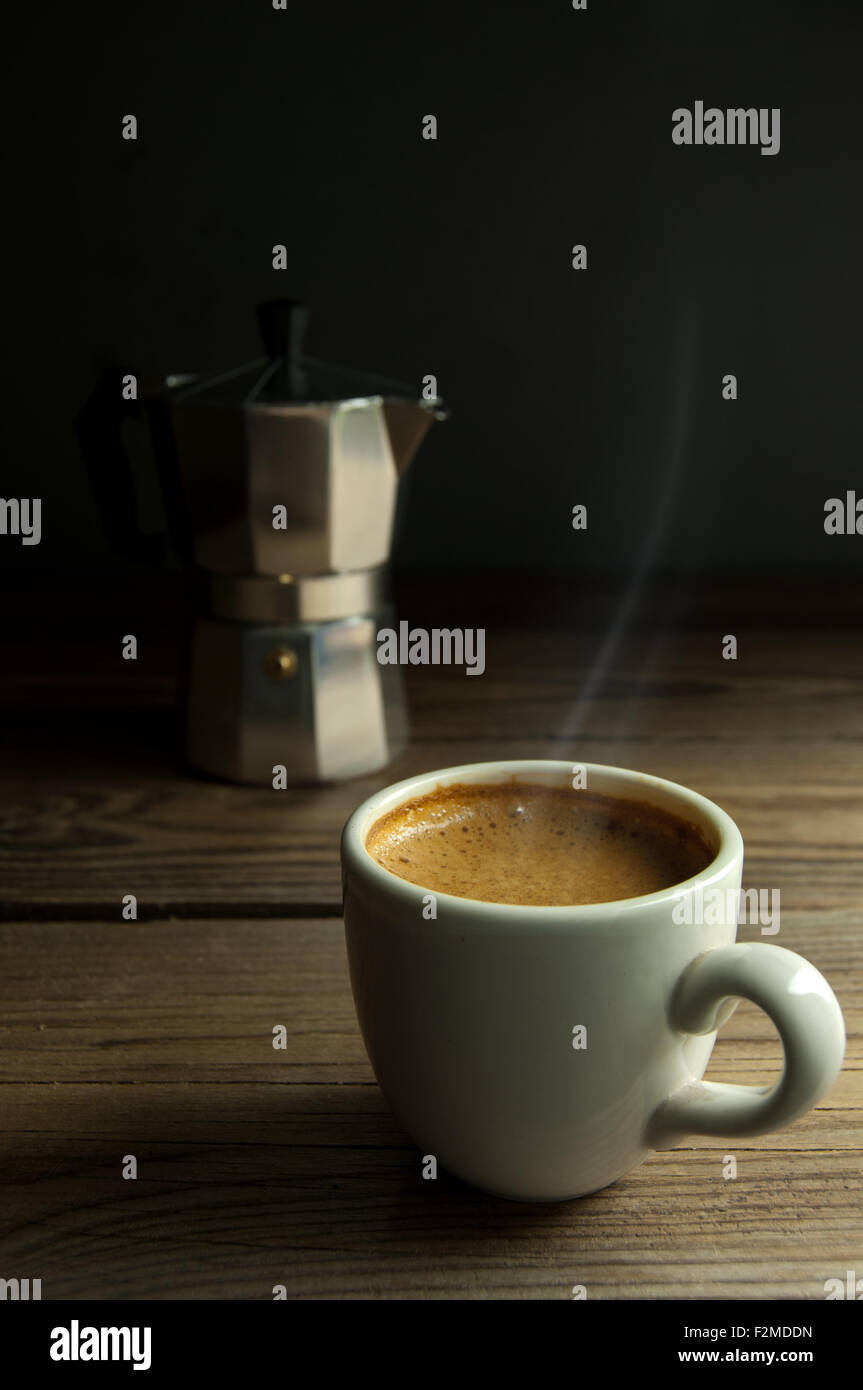 Heiße Tasse italienischen Espresso Kaffee Maschine Kaffeekocher Stockfoto