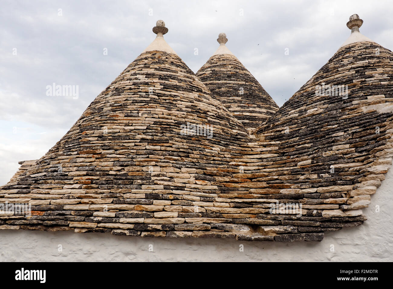 Geschnitzten Stein Dach und Zinnen der Trulli im Stadtteil Monti in Alberobello. Stockfoto