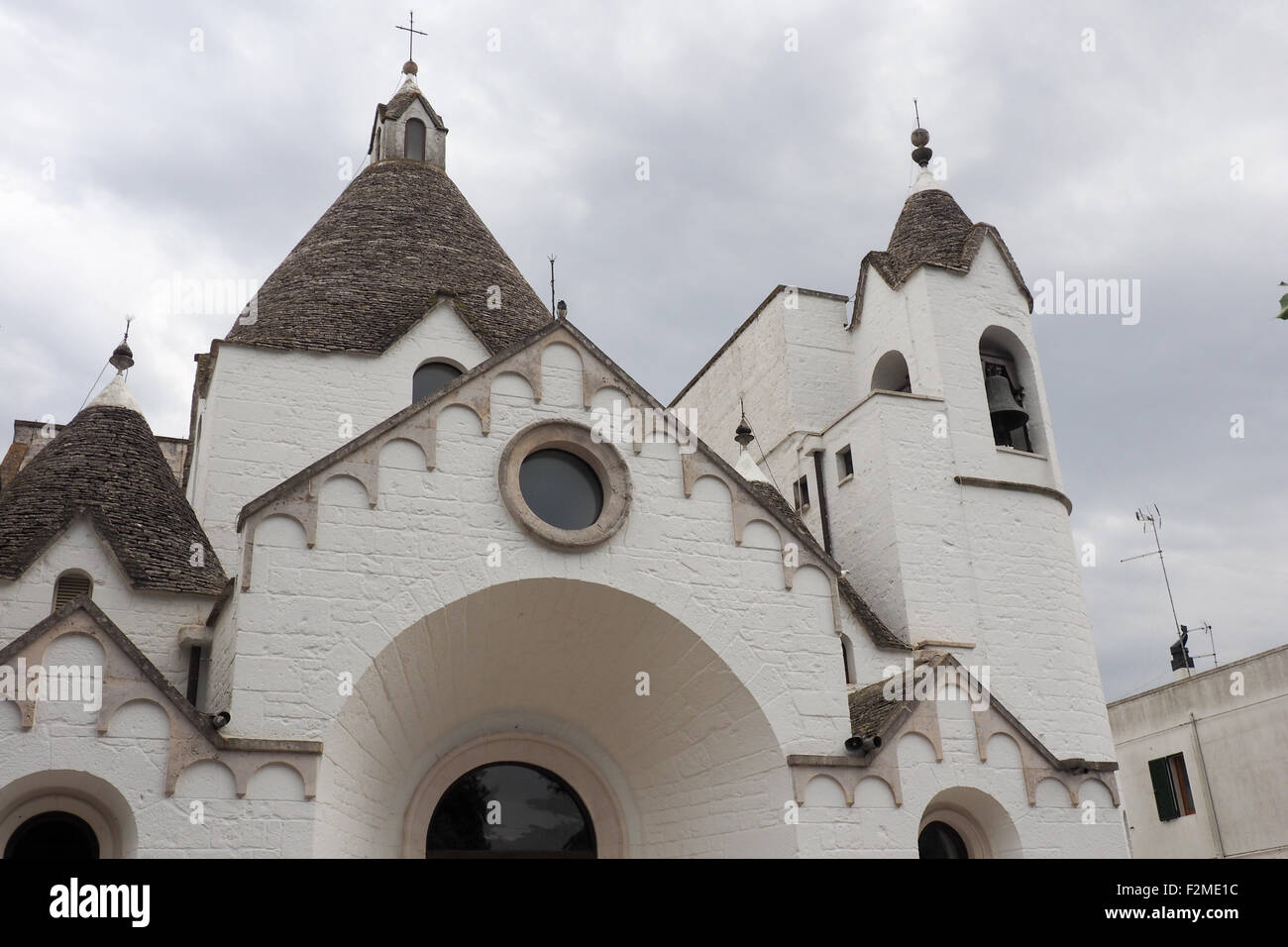 Fassade der Kirche San Antonio, Arberobello. Stockfoto