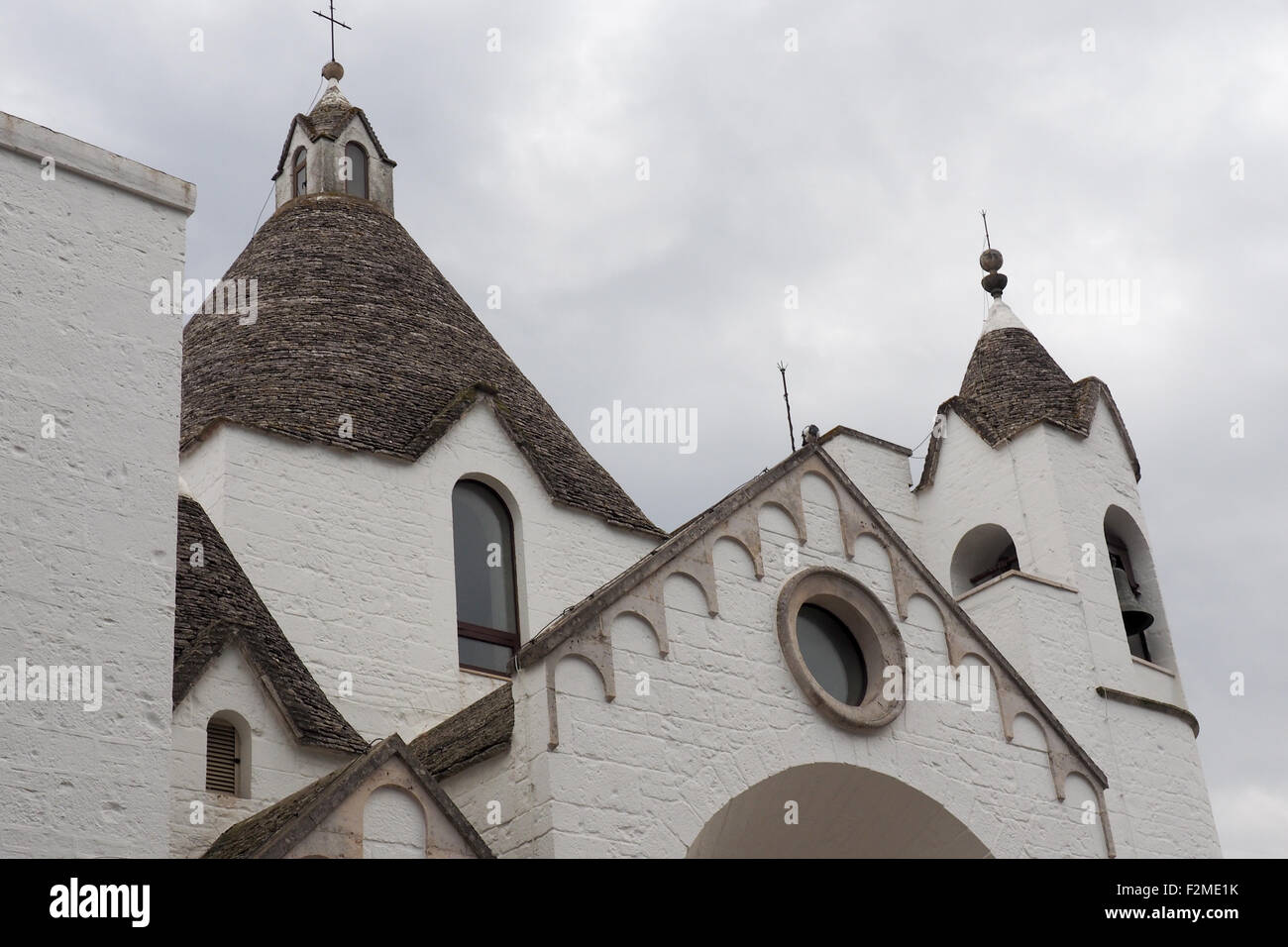 Fassade der Kirche von San Antonio, Alberobello. Stockfoto