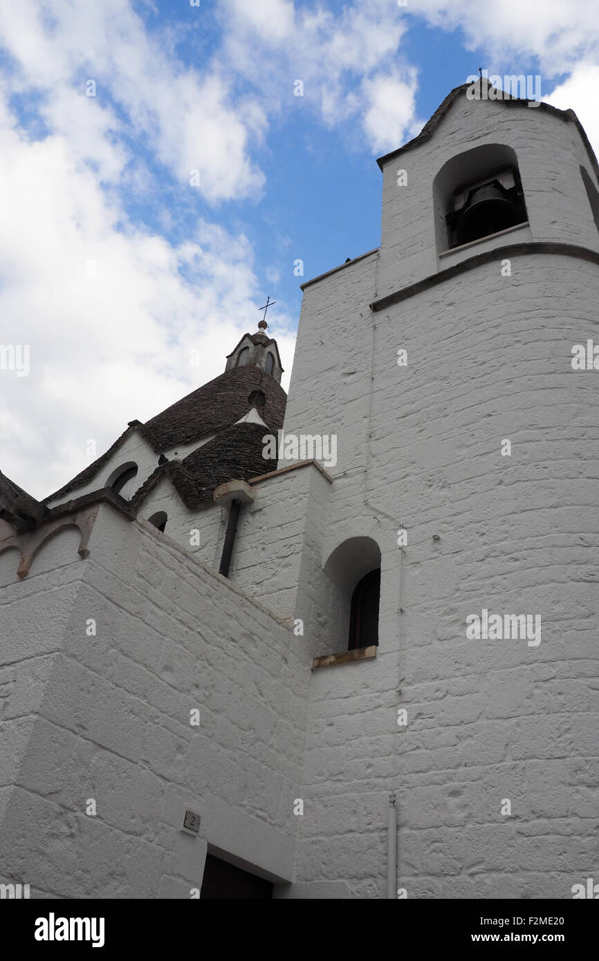 Bell Turm der Kirche von San Antonio, Alberobello. Stockfoto