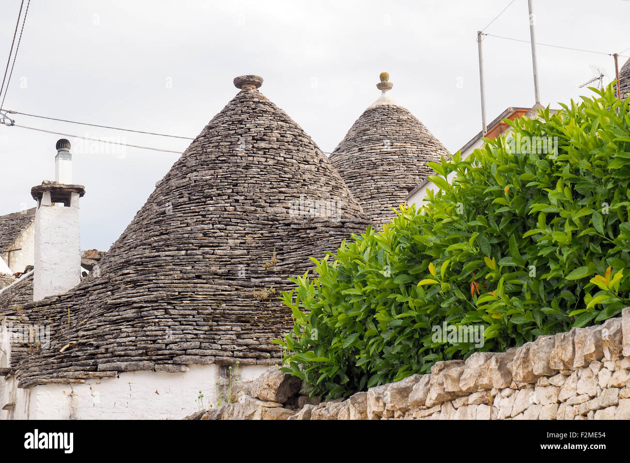 Wand und konische Stein Dächer der Trulli Häuser. Stockfoto