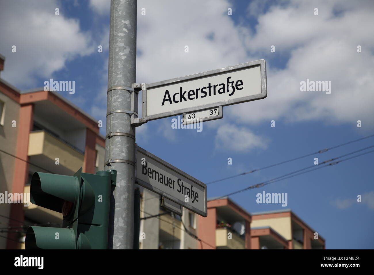 Ackerstreet und Bernauer Straße Road unterzeichnen in Berlin Mitte Stockfoto