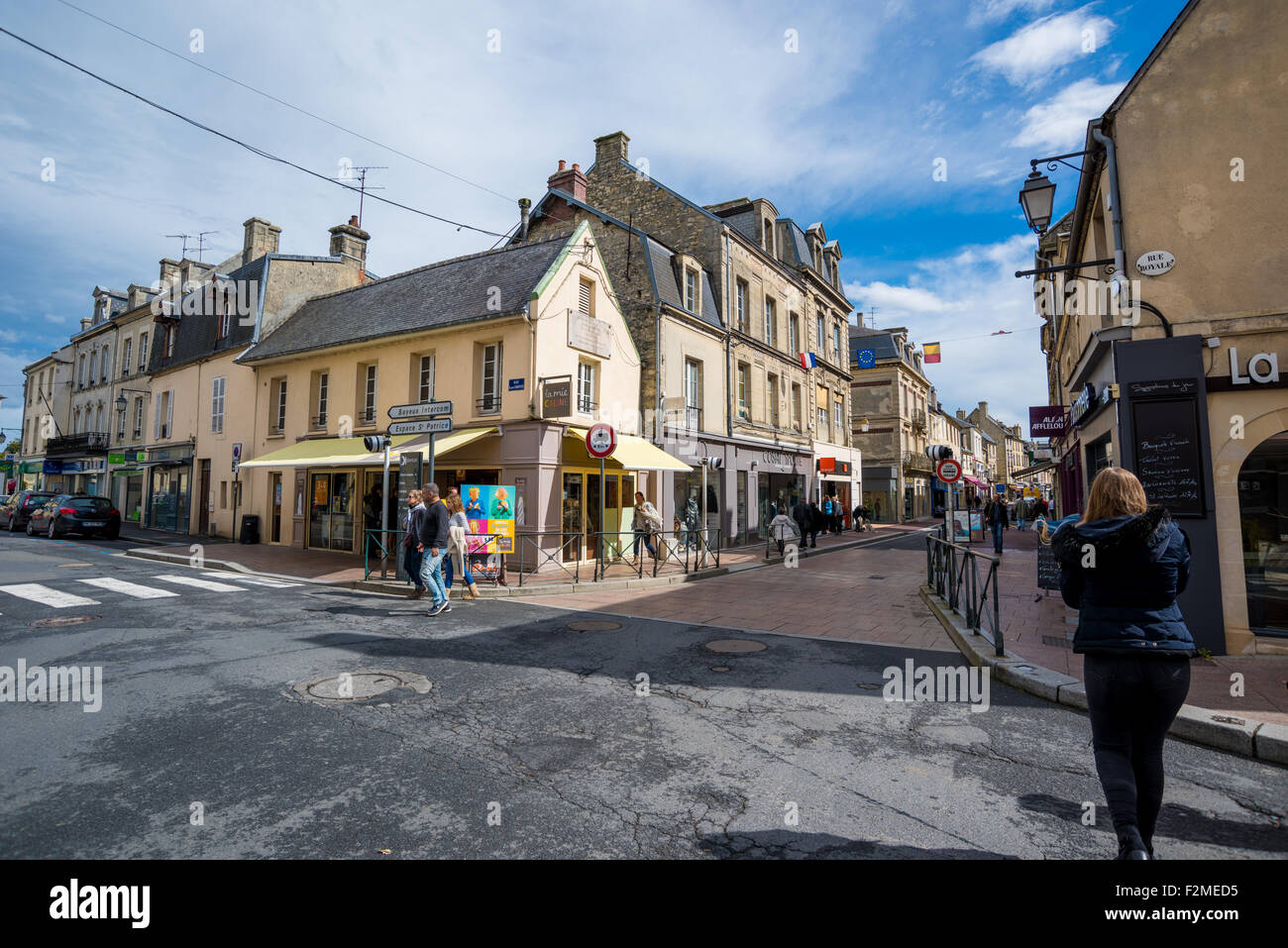 Eine Straße-Kreuzung in der Stadt Bayeux im Département Calvados in der Normandie Nordwesten Frankreichs. Stockfoto Eine Straße-Kreuzung in der Stadt Bayeux im Département Calvados in der Normandie Nordwesten Frankreichs. Stockfoto