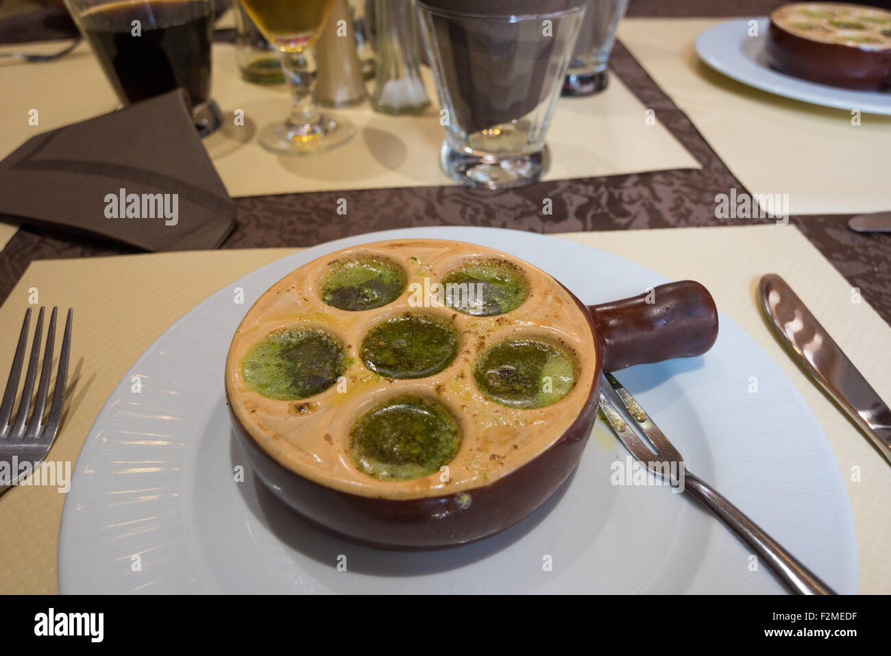 Schnecken für Starter in einem Restaurant in Bayeux im Département Calvados in der Normandie Nordwesten Frankreichs. Stockfoto Schnecken für Starter in einem Restaurant in Bayeux im Département Calvados in der Normandie Nordwesten Frankreichs. Stockfoto