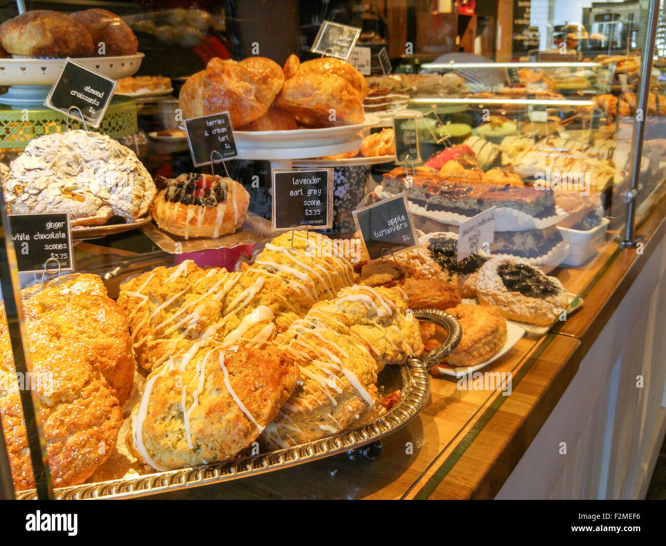 frisch gebackenes Gebäck, angezeigt in das Innere einer Bäckerei und Café Stockfoto