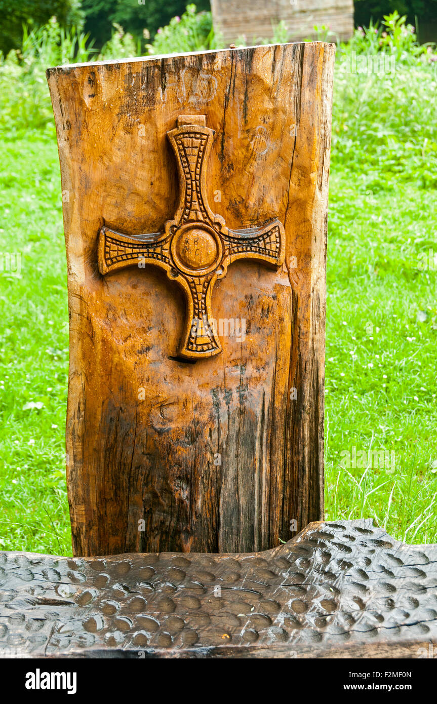 Geschnitzten hölzernen Sitz auf dem Uferweg in der Nähe von Anbiegen Brücke, Durham City, England, UK. Stockfoto