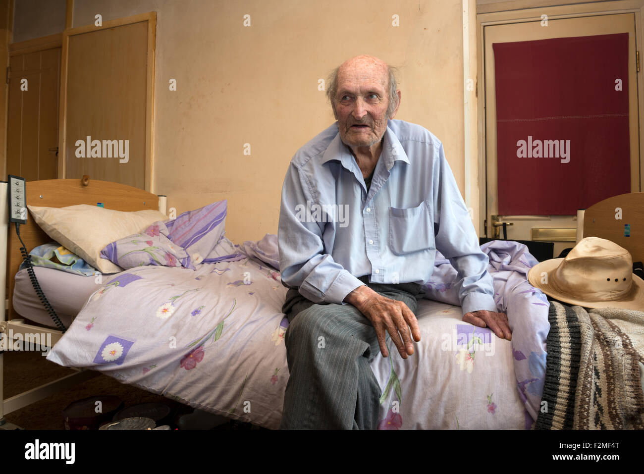 Ans Haus gefesselt Rentner, Leben allein im sozialen Wohnungsbau, Alderton, Suffolk, UK. Stockfoto