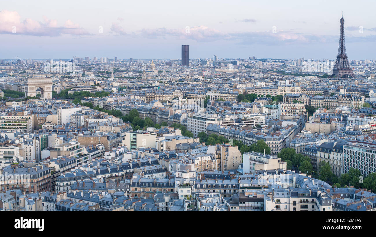 Skyline von Paris, Arc de Triomphe und dem Eiffelturm angesehen, über Dächer, Paris, Frankreich, Europa Stockfoto