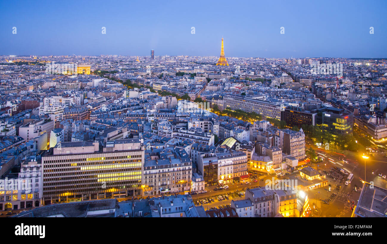 Skyline von Paris, Arc de Triomphe und dem Eiffelturm angesehen, über Dächer, Paris, Frankreich, Europa Stockfoto