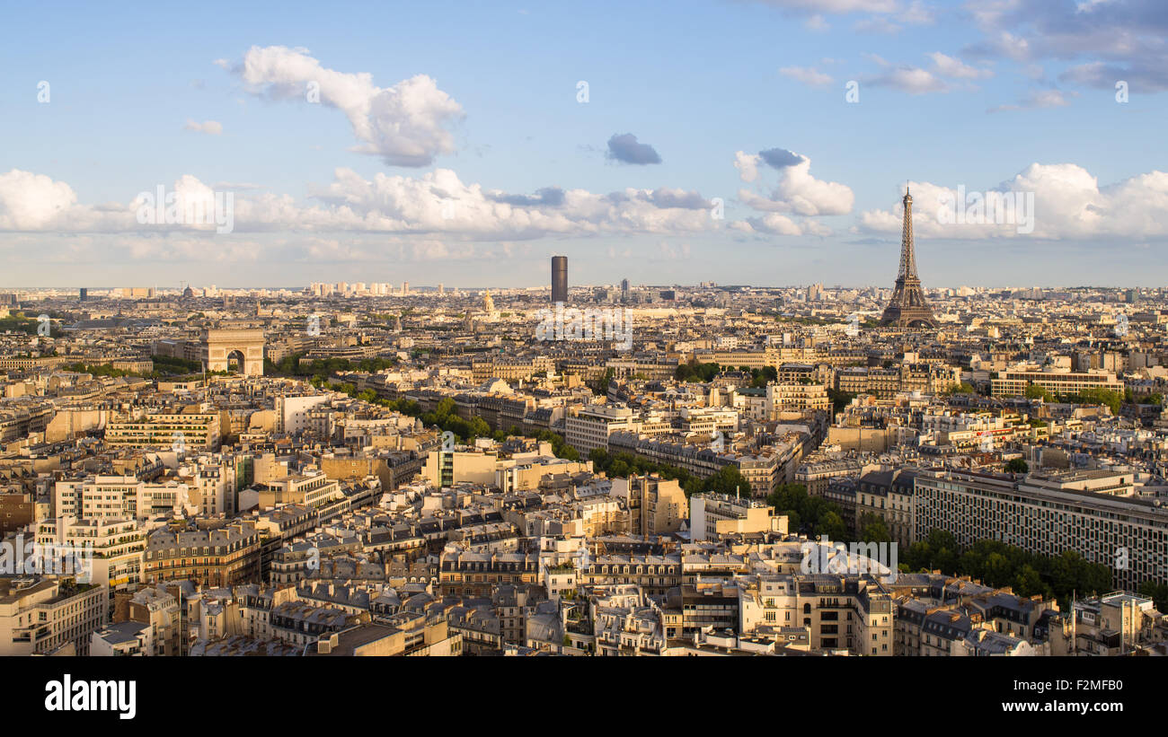 Skyline von Paris, Arc de Triomphe und dem Eiffelturm angesehen, über Dächer, Paris, Frankreich, Europa Stockfoto