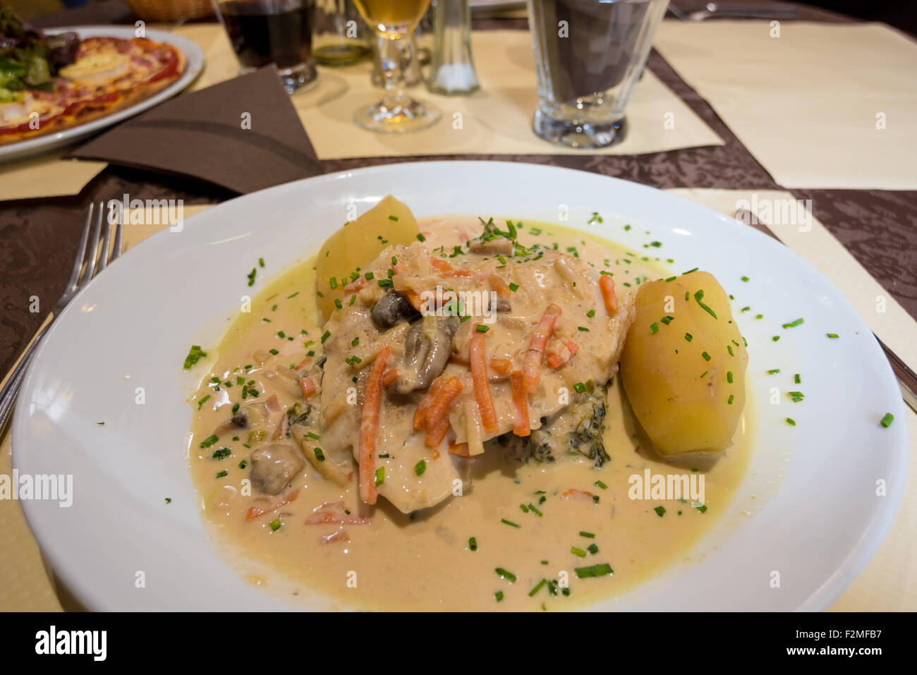Kabeljau in Butter-Sauce mit Gemüse in einem Restaurant in Bayeux im Département Calvados in der Normandie Nordwesten Frankreichs. Stockfoto Kabeljau in Butter-Sauce mit Gemüse in einem Restaurant in Bayeux im Département Calvados in der Normandie Nordwesten Frankreichs. Stockfoto