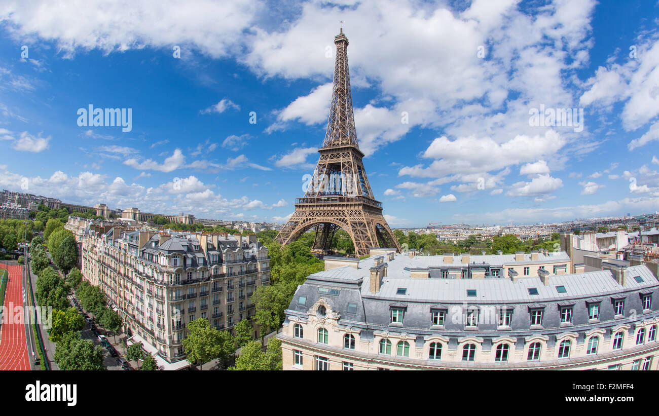 Eiffelturm, betrachtet über Dächer, Paris, Frankreich, Europa Stockfoto