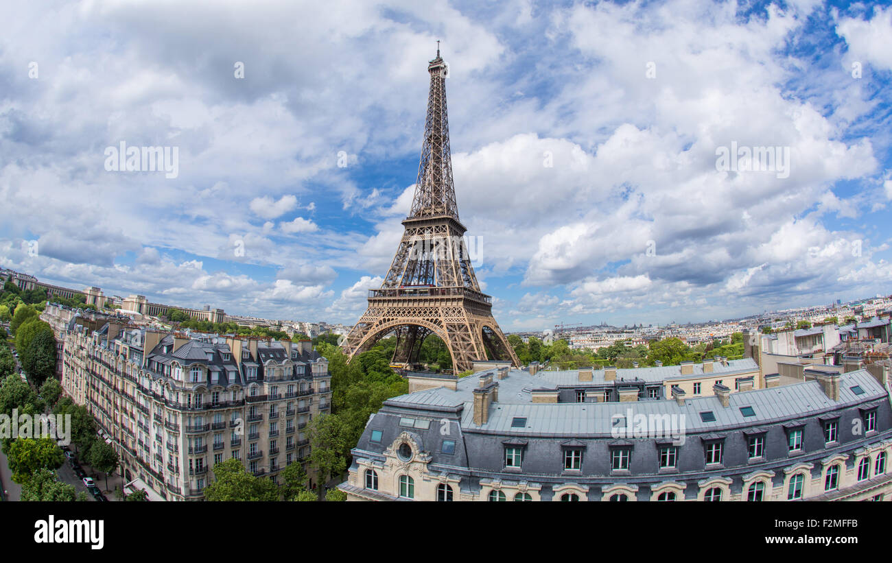 Eiffelturm, betrachtet über Dächer, Paris, Frankreich, Europa Stockfoto