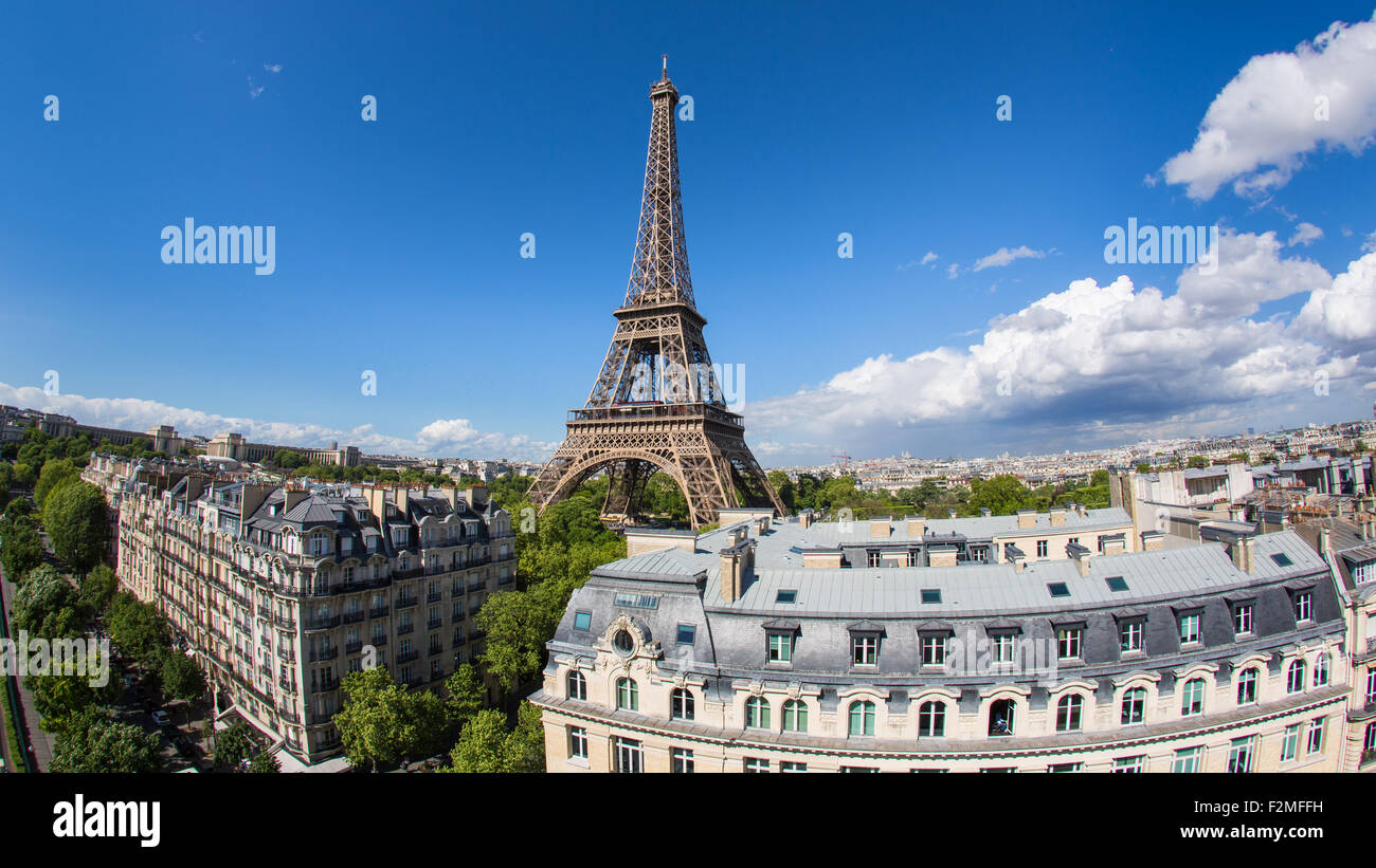 Eiffelturm, betrachtet über Dächer, Paris, Frankreich, Europa Stockfoto