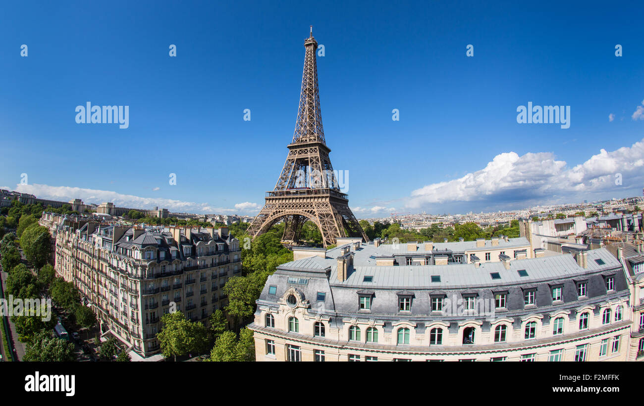 Eiffelturm, betrachtet über Dächer, Paris, Frankreich, Europa Stockfoto