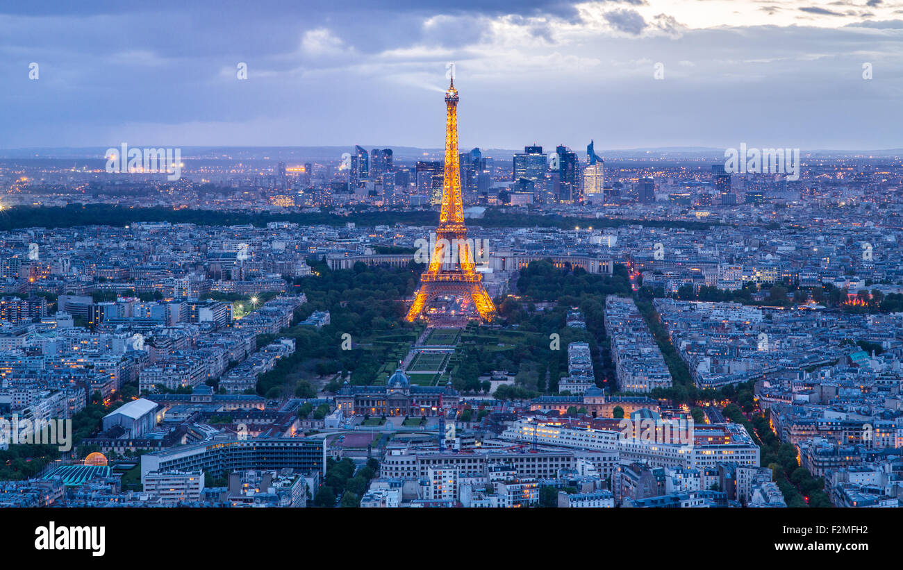 Erhöhten Blick auf den Eiffelturm, Skyline der Stadt und La Defence Skyscrapper Bezirk in der Ferne, Paris, Frankreich, Europa Stockfoto