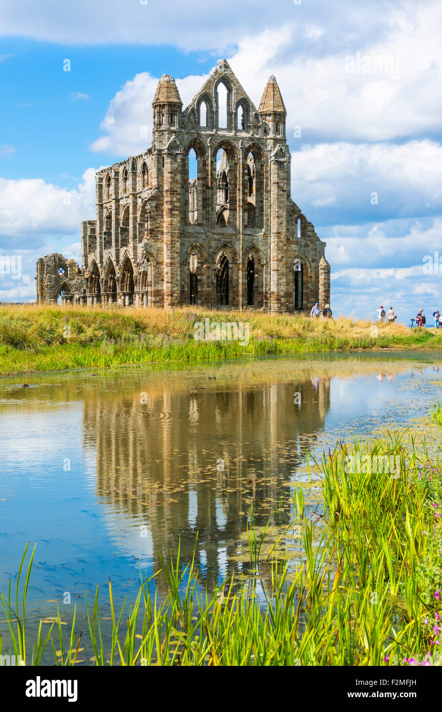 Whitby Abbey Ruinen mit Reflexionen in einem Teich Whitby North Yorkshire England Great Britain UK GB EU Europa Stockfoto