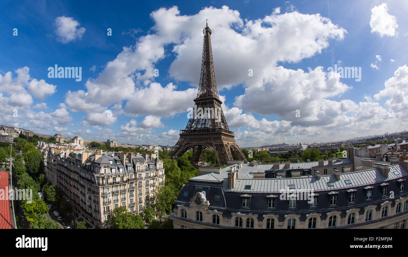 Eiffelturm, betrachtet über Dächer, Paris, Frankreich, Europa Stockfoto